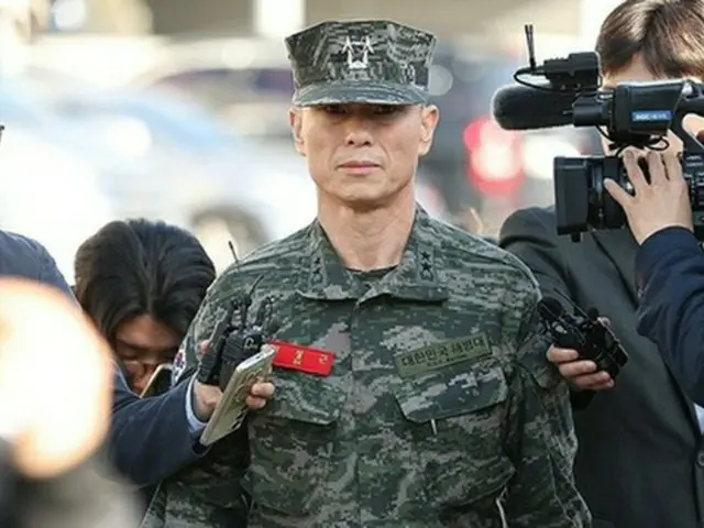 ５月１４日、事情聴取を受けた後、慶北警察庁を出るイム・ソングン前海兵隊第１師団長＝（聯合ニュース）