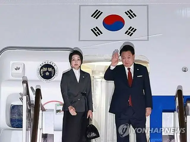 ソウル近郊、城南のソウル空港（軍用空港）を出発する尹大統領夫妻＝８日、城南（聯合ニュース）