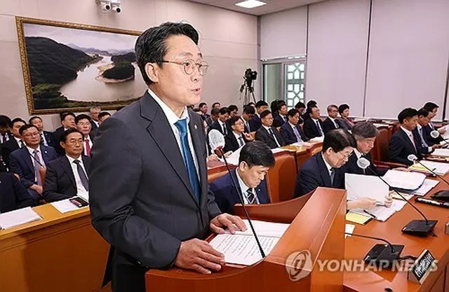 国会農林畜産海洋水産委員会で業務報告を行う康徒衡・海洋水産部長官＝１０日、ソウル（聯合ニュース）