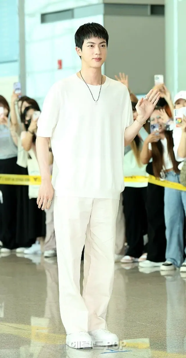 【フォト】「BTS」JIN、オリンピック聖火リレーに参加するためフランスに向け出国!2