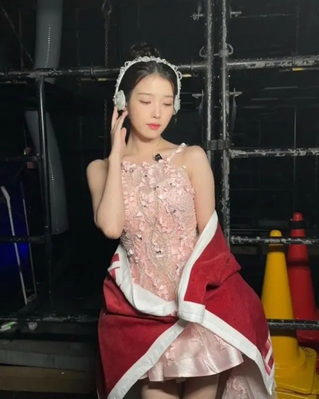 “大阪公演が大盛況”歌手IU（アイユー）、マンガを破って出てきたのかと…そのビジュアルはプリンセスそのもの