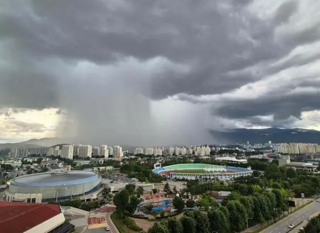 「空に穴が開いたよう」一部の地域にだけ豪雨…奇妙な写真が話題に＝韓国