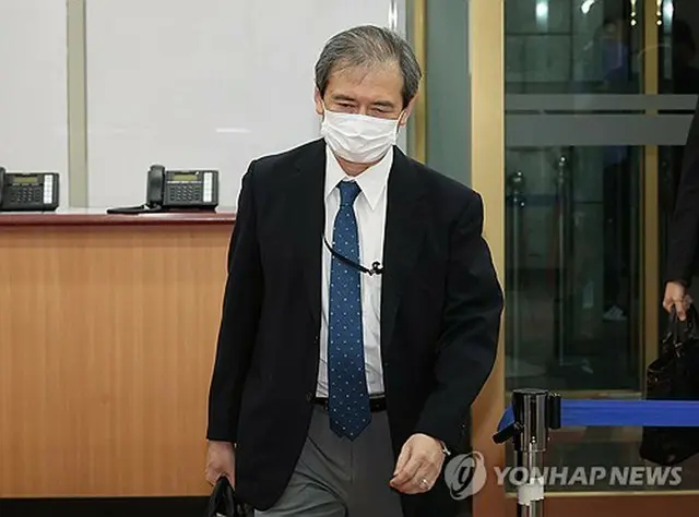 韓国外交部に入る在韓日本大使館の實生泰介総括公使＝１２日、ソウル（聯合ニュース）