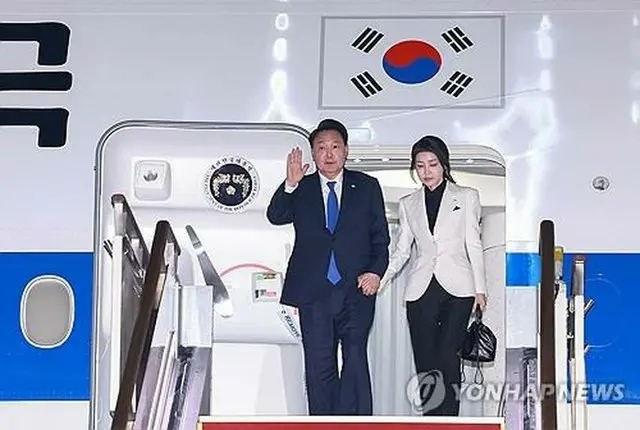 訪米を終え、ソウル空港に到着した尹大統領夫妻＝１２日、城南（聯合ニュース）