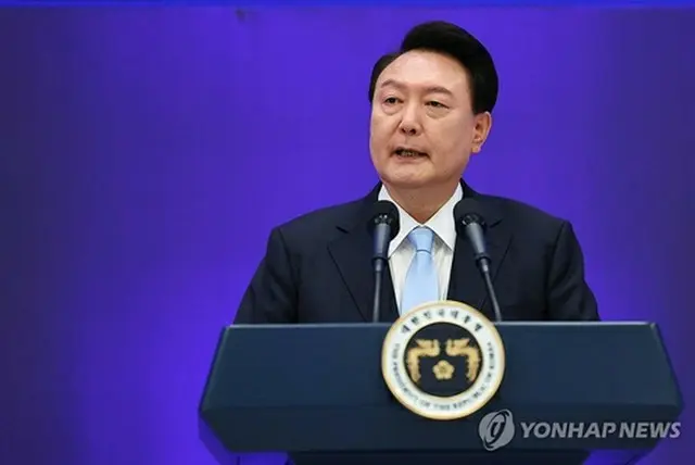 「北韓離脱住民の日（脱北者の日）」の記念式典で演説する尹錫悦（ユン・ソクヨル）大統領（大統領室通信写真記者団）＝１４日、ソウル（聯合ニュース）