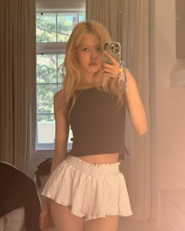 「BLACKPINK」ROSE、破格的な下衣失踪…こんなに短いのは初めて？