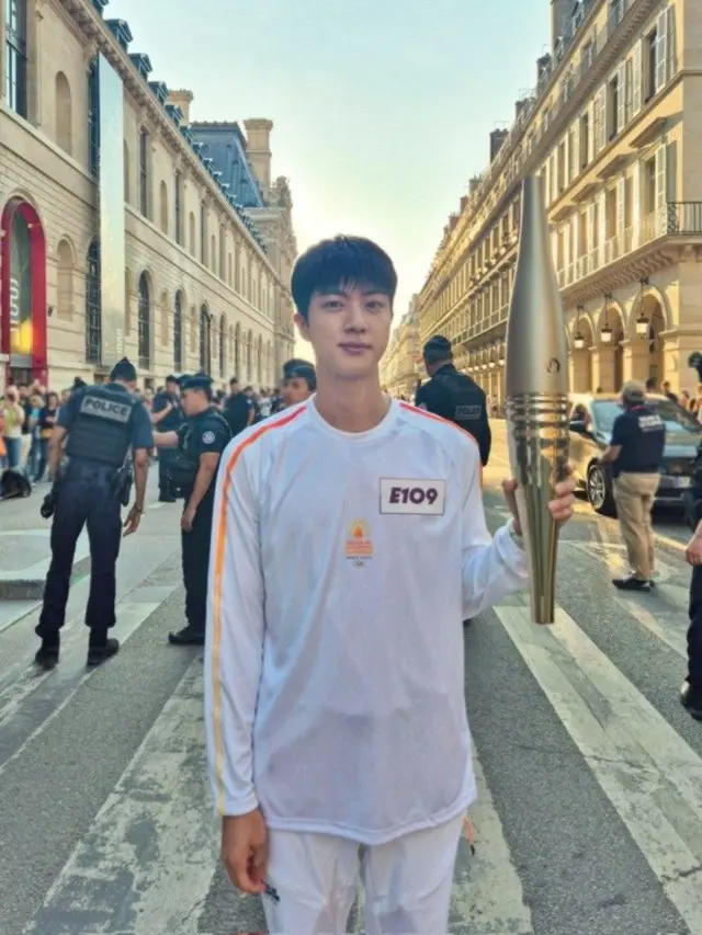 「BTS（防弾少年団）」JIN、パリオリンピック聖火リレーを終えて伝えた感想…「意義深い瞬間に栄光、ARMYに感謝」