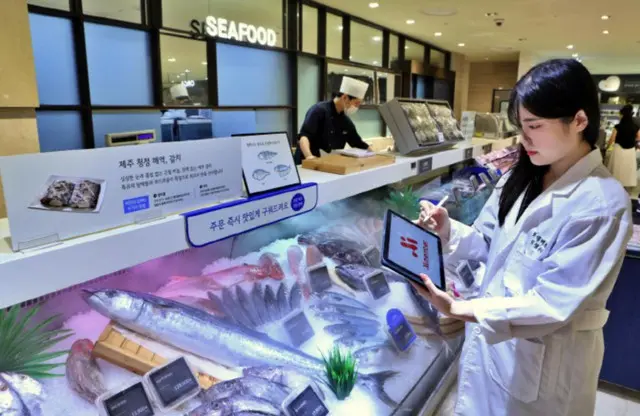 AI活用を活発化するロッテ百貨店、社内業務から清掃、コンテンツ制作まで＝韓国