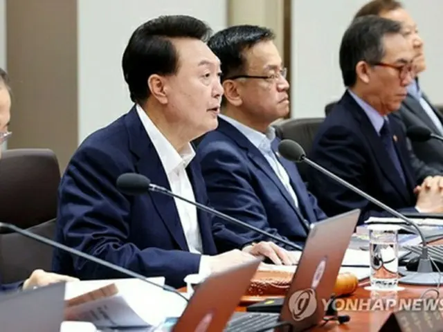 閣議で発言する尹大統領（左から２人目）＝１６日、ソウル（聯合ニュース）