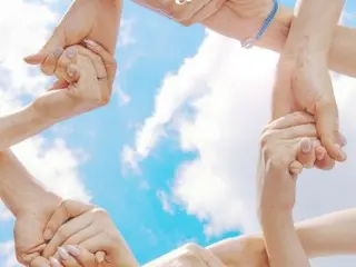 故ク・ハラさんといつも一緒に、「KARA」6人完全体が願った皆の無事…先行公開曲「Hello」