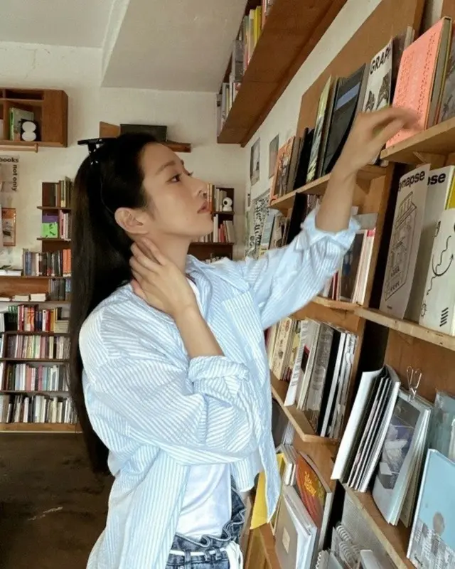 ”騒動からの再出発”女優ソ・イェジ、変わらない美貌...いたずら心溢れる近況写真を公開