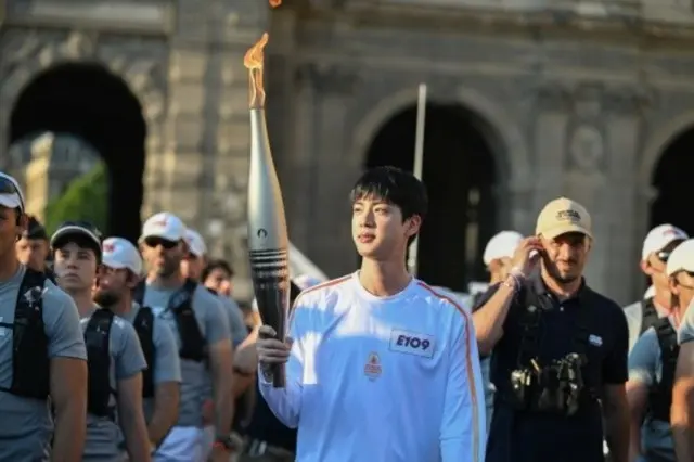 パリオリンピック聖火リレーに参加した「BTS」JIN、世界中のメディアが注目…「どこに行ってもARMYたちがいた」