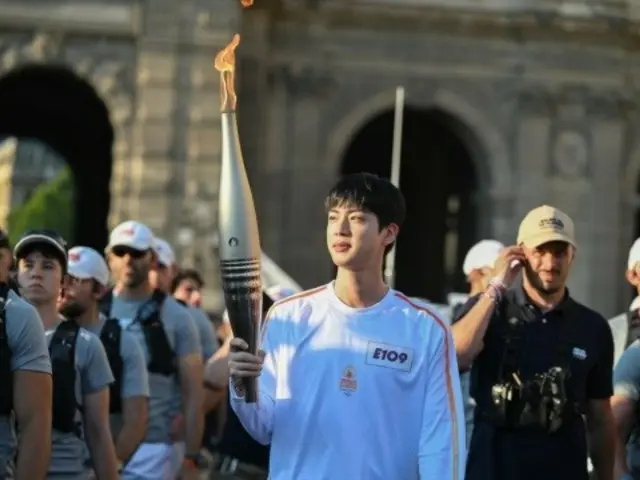 パリオリンピック聖火リレーに参加した「BTS」JIN、世界中のメディアが注目…「どこに行ってもARMYたちがいた」