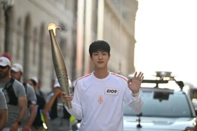 パリオリンピック聖火リレーに参加した「BTS」JIN、世界中のメディアが注目…「どこに行ってもARMYたちがいた」4