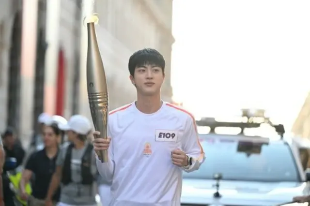 パリオリンピック聖火リレーに参加した「BTS」JIN、世界中のメディアが注目…「どこに行ってもARMYたちがいた」3