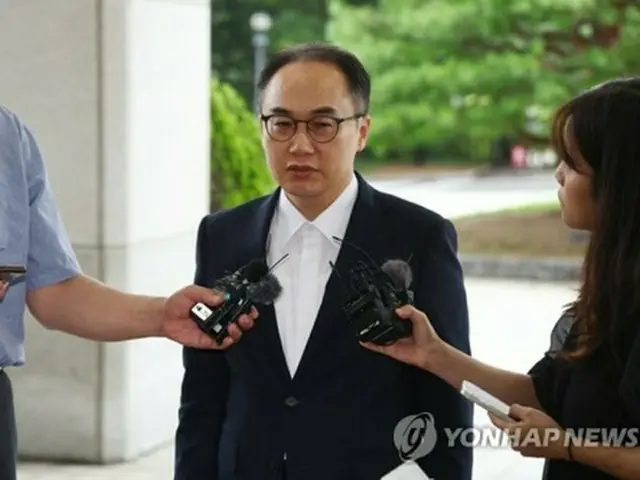 大検察庁(最高検)庁舎に出勤する李沅ソク検事総長=22日、ソウル(聯合ニュース)