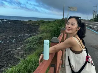 「少女時代」ユリ、幸せな済州旅行ing…なびく風を感じながら“清純美”発散