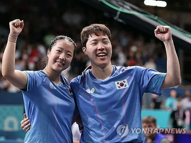 試合終了後、笑顔でガッツポーズをするイム・ジョンフン（右）と申裕斌＝３０日、パリ（聯合ニュース）