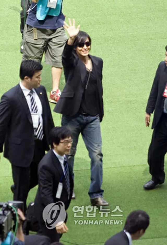 スタジアムで観客席に手を振るペ・ヨンジュン＝7日、横浜（聯合）