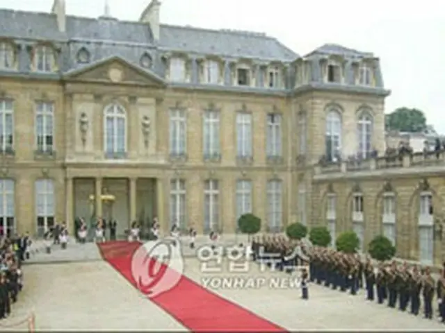 仏大統領官邸エリゼ宮にもサムスン電子の液晶テレビとプラズマテレビなど15台が設置されている＝9日、パリ（聯合）