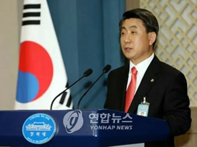 会見する李東官報道官=10日、ソウル(聯合)