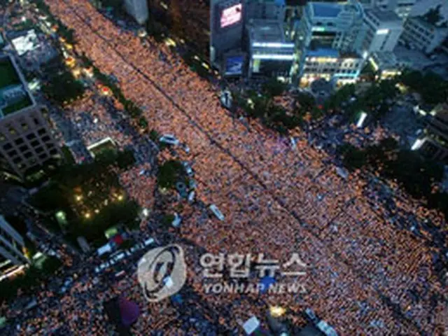 都心を埋め尽くすキャンドル（共同取材団撮影）＝10日、ソウル（聯合）