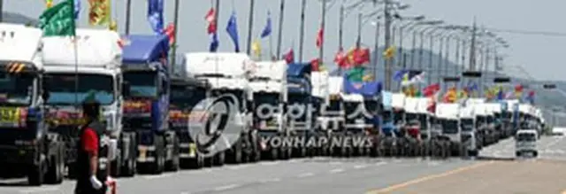 光陽港コンテナ埠頭に並ぶ貨物トラック＝12日、光陽（聯合）