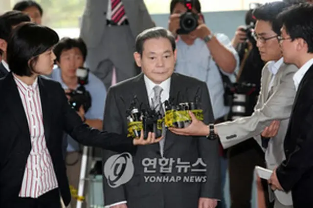 公判前、記者の質問に答える李前会長＝12日、ソウル（聯合）