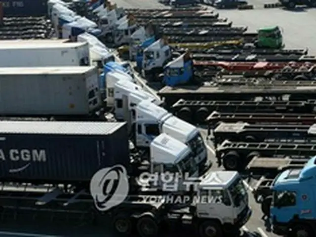 釜山港に駐車されたままの貨物トラック＝13日、釜山（聯合）
