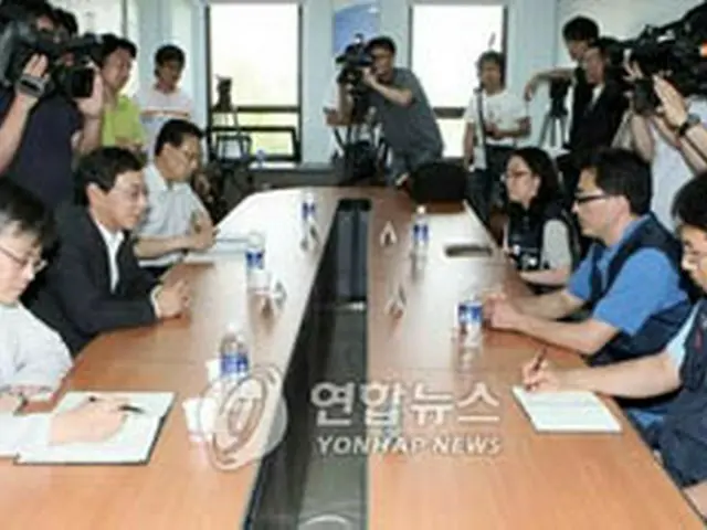 全国民主労働組合総連盟（民主労総）の建設労組もストを予告、国土海洋部が懇談会を開いている＝15日、果川（聯合）