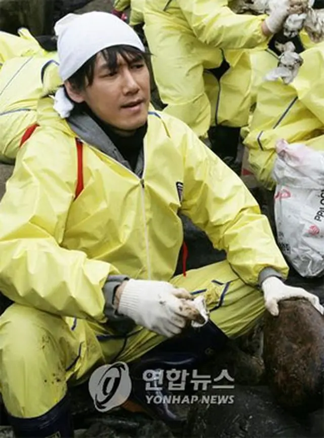 2月に原油除去作業に参加したキム・ジャンフン＝（聯合）
