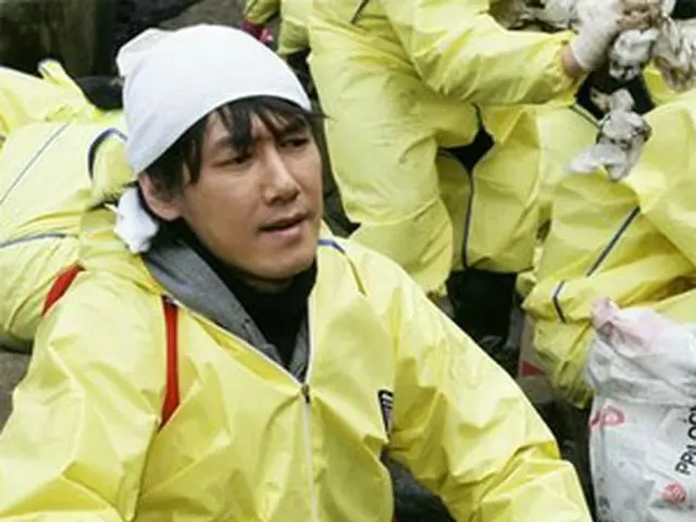 2月に原油除去作業に参加したキム・ジャンフン＝（聯合）
