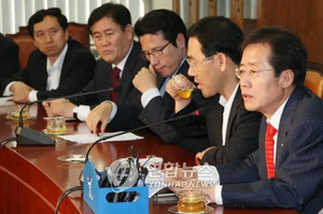 主要党職者会議で発言する洪院内代表＝27日、ソウル（聯合）