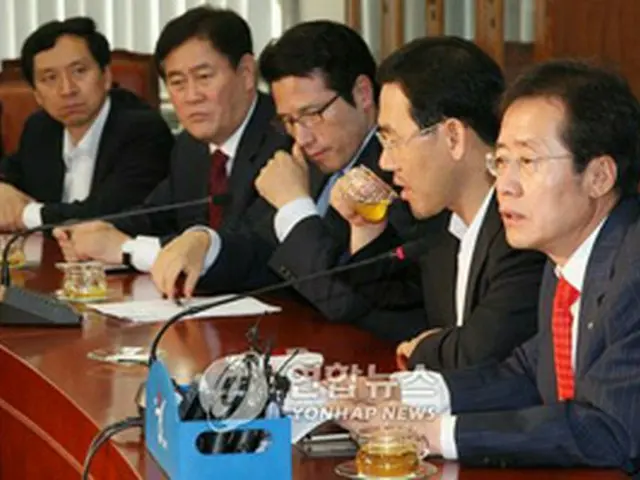 主要党職者会議で発言する洪院内代表＝27日、ソウル（聯合）