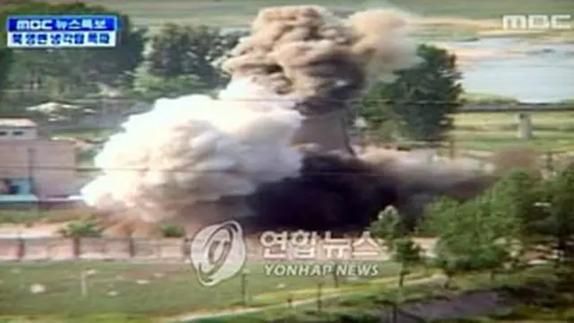 冷却塔爆破のようす（MBC撮影）＝27日、ソウル（聯合）