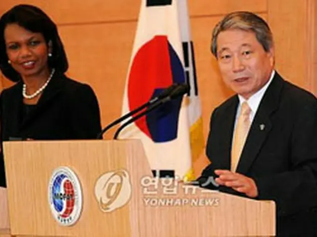 会見する韓米外相（写真共同取材団）＝28日、ソウル（聯合）