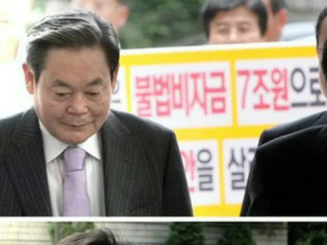 出廷する李健熙氏（上）と李在鎔氏＝1日、ソウル（聯合）