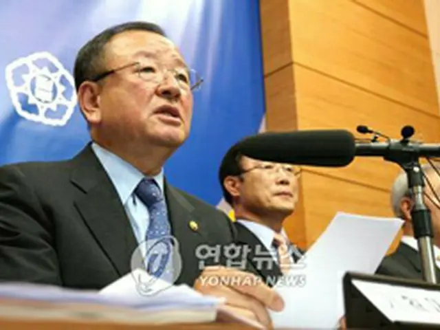会見で発言する姜長官＝2日、果川（聯合）
