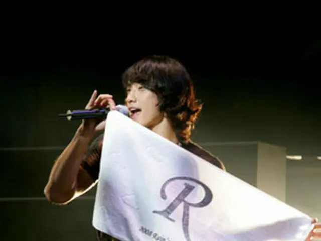 ステージ上でのRain（写真＝J.TUNE ENTERTAINMENT）