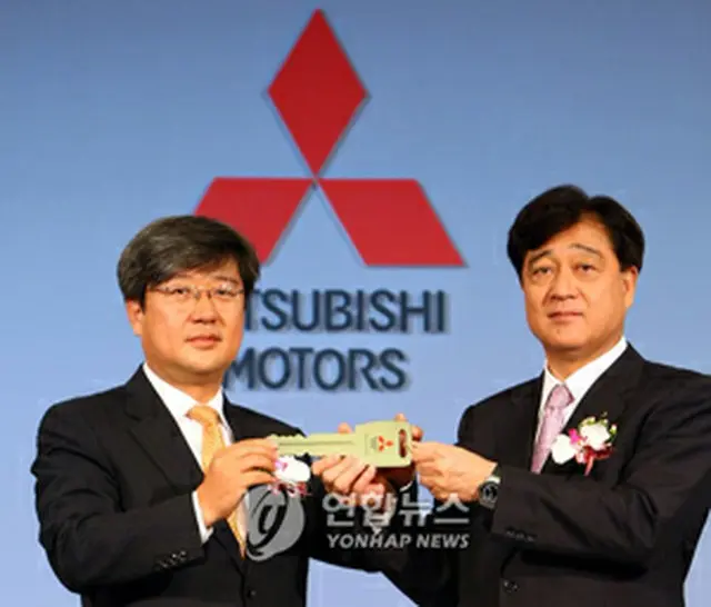 三菱自動車の益子修社長（右）とMMSKの崔鍾烈社長＝3日、ソウル（聯合）