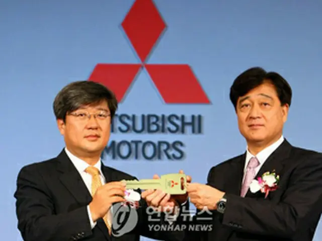 三菱自動車の益子修社長（右）とMMSKの崔鍾烈社長＝3日、ソウル（聯合）