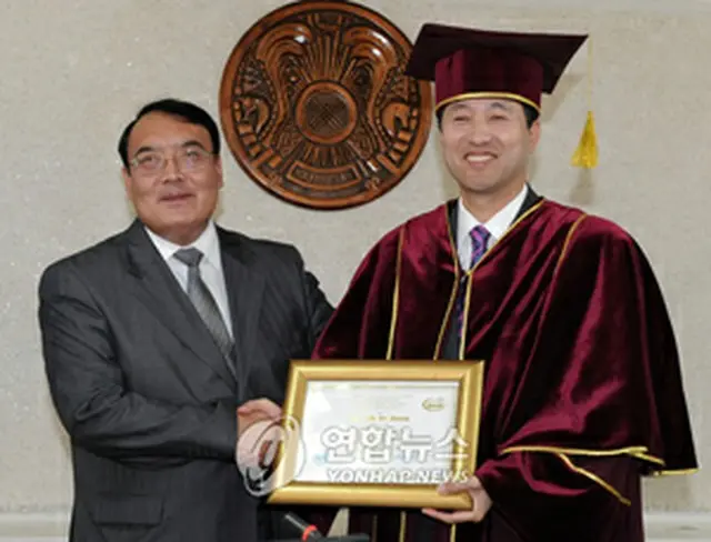 経済学名誉博士学位を授与された呉市長＝17日、ソウル（聯合）
