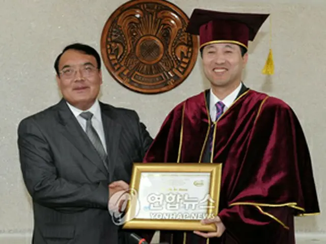 経済学名誉博士学位を授与された呉市長＝17日、ソウル（聯合）