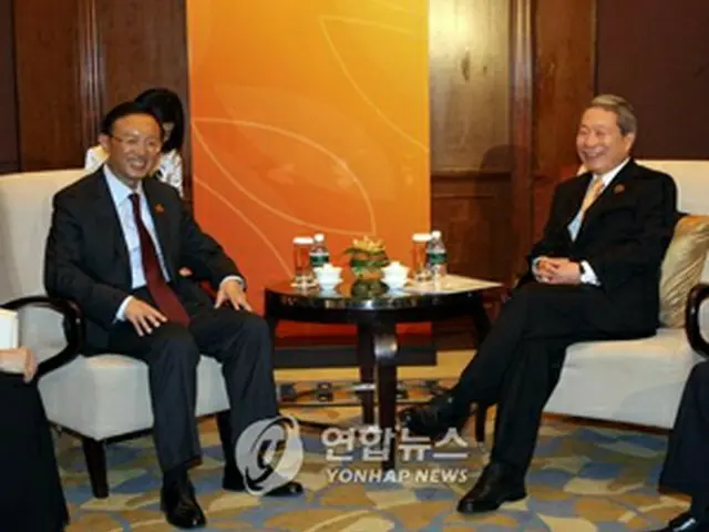 会談する柳長官と楊潔チ外相＝23日、シンガポール（聯合）