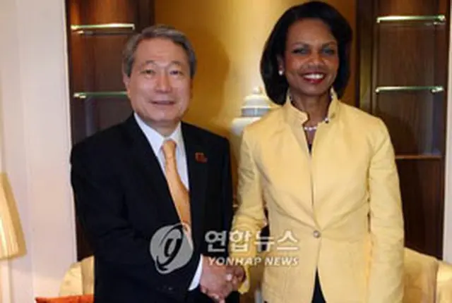 握手を交わす両外相＝23日、シンガポール（聯合）