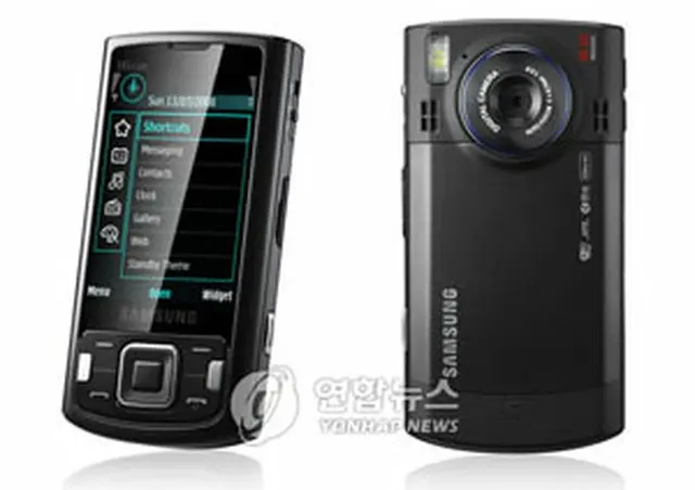 サムスン電子の800万画素のカメラ付携帯電話「INNOV8．i8510」＝24日、ソウル（聯合）