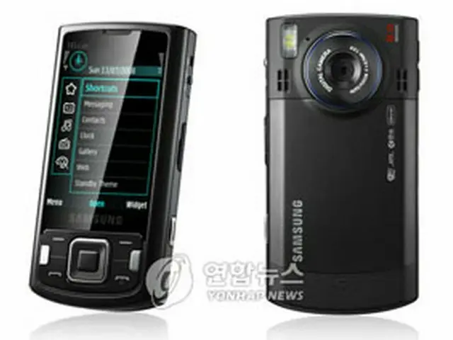 サムスン電子の800万画素のカメラ付携帯電話「INNOV8．i8510」＝24日、ソウル（聯合）