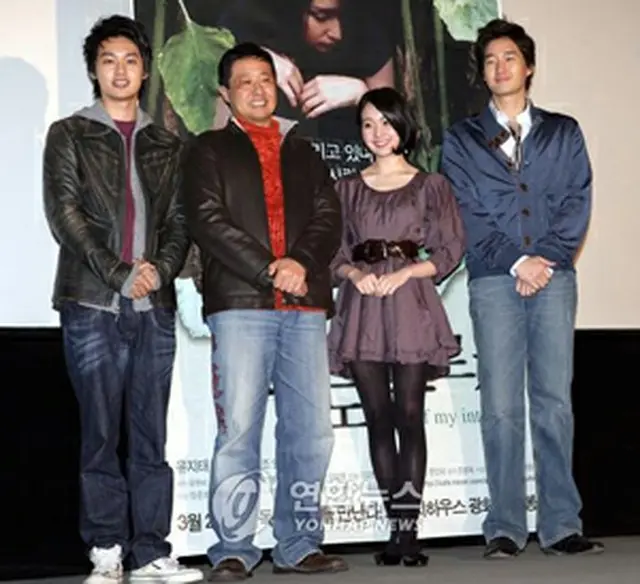 ユ・ジテ（右端）と『我知らず』出演者＝（聯合）