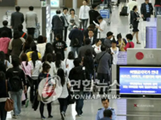 連休を海外で過ごす旅行客でにぎわう仁川国際空港＝（聯合）