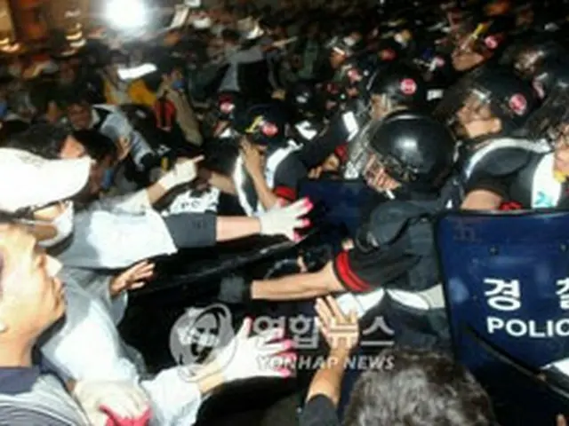 キャンドル集会で衝突する警察とデモ参加者＝（聯合）